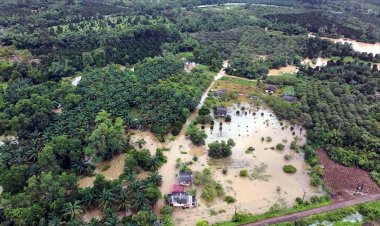 ตราดฝนตกหนักทั้งคืน น้ำล้นคลองสะตอ เอ่อล้นท่วม 4 หมู่บ้าน