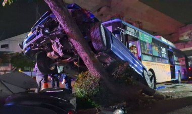 พ่วง 22 ล้อ ยางระเบิด เสียหลัก พุ่งเสยท้ายรถหลายคัด บาดเจ็บเพียบ