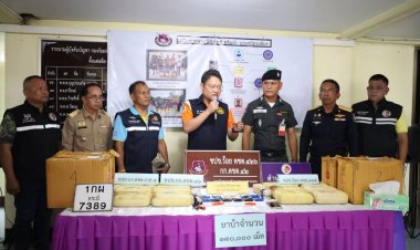 ผู้ว่าฯ กระบี่ นำทีมแถลงผลจับกุมยาบ้า 1.3 แสนเม็ด ลักลอบขนส่งผ่านบริษัทส่งพัสดุเอกชน