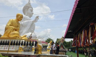 วัดประทุมบูชาคึกคัก!แห่ทำบุญ ไหว้พระใหญ่ขอพรโชคลาภ ลุ้นเลขเด็ดเสี่ยงโชค