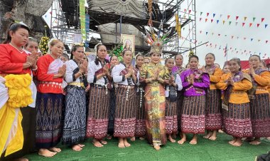 “ครูจันทร์” นำทีมสืบสานประเพณีไทย ร่วมแห่เทียนพรรษา จ.อุบลฯ