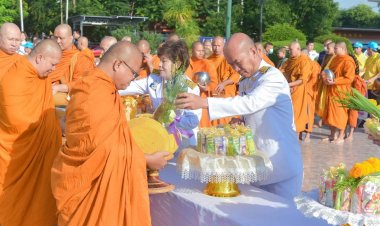 ชาวศรีสะเกษพร้อมใจทำบุญตักบาตร-เจริญพระพุทธมนต์ ถวายพระพรชัยมงคล