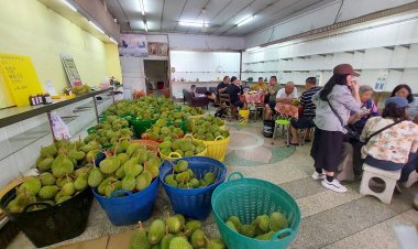 สวนผลไม้น้ำตกเฮียหนัง จัดบุฟเฟต์ทุเรียนเมืองเบตง ส่งเสริมการท่องเที่ยว กระตุ้นเศรษฐกิจ