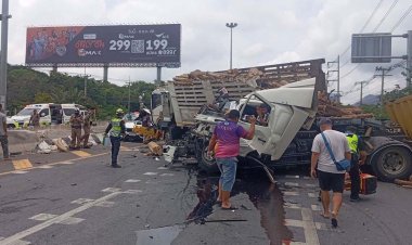 18 ล้อเบรคแตกชนวินาศสันตะโรขาเข้าสระบุรีรถยนต์ยับ 10 คัน เจ็บ 3