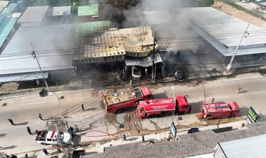 เด็กปั๊มถ่ายน้ำมันเติมผิดเกิดไฟลุกลามไหม้อู่ซ่อมรถวอด 5 คัน เจ็บ 2