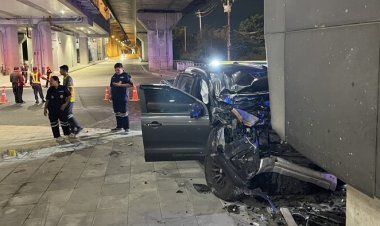 หนุ่มซิ่งกระบะเสียหลักพุ่งชนเสาตอม่อทางด่วน รถพังเละ เจ็บสาหัส