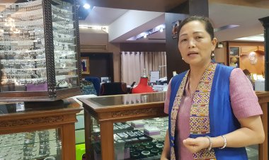 น่าน- ผู้ประกอบการเครื่องเงิน โอดหนัก  ออร์เดอร์ส่งออกหายเกลี้ยง หลังเจอพิษกำแพงภาษีสหรัฐฯ  วอนรัฐบาลช่วยเหลือ หนุนซอร์ฟพาวเวอร์จริงจัง – ขยายฐานตลาด