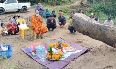 คอหวยไม่พลาด!แห่กราบไหว้ขอเลขเด็ดเจ้าแม่เรือตะเคียนอายุกว่า 200 ปี