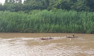 ระดมทีมกู้ภัยทางน้ำ 2 จังหวัดค้นหาผู้สูญหายเรือหางยาวชนสนั่นกลางแม่น้ำยังไม่พบศพ