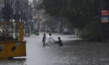 ฝนถล่มปากีสถาน น้ำท่วมฉับพลัน-ตึกถล่ม คร่าชีวิตแล้ว 63 ศพ