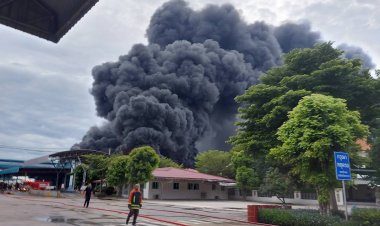 ระทึก!ไฟไหม้ รง.ผลิตยางพารา บุรีรัมย์ กลุ่มควันฟุ้งไกล 10 กม.