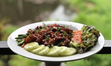 เมนูซิกเนเจอร์ หมูเปรี้ยวทอด  สูตรเด็ดสืบทอดมานาน 90 ปี @ ร้านสวนบ้านก๋ง