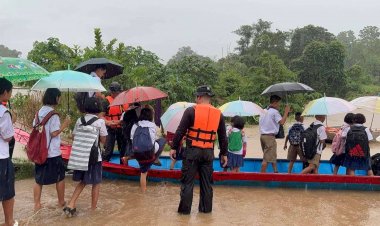 หลังเลิกเรียนน้ำท่วมหนัก   ฉก.ทพ.35ต้องนำเรือรับนร.-ผู้ปกครองกลับบ้าน