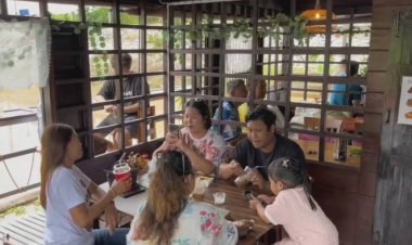 คาเฟ่ลอยน้ำสุดชิค จิบกาแฟ เอาขาจุ่มน้ำ ชิมอาหารบนแพ ชมวิวแม่น้ำสะแกกรัง