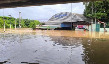 ฝนตกหนัก!แม่น้ำเมยเอ่อล้นทะลักท่วมตลาดริมเมย อ.แม่สอด
