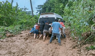 ฝนถล่มดินภูเขาสไลด์ทับเส้นทางสายแม่สอด -พบพระ– อุ้มผาง