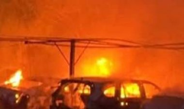 นทท.ผวาไฟไหม้โรงจอดรถ ทำเอารถยนต์วอด เสียหายถึง8 คัน