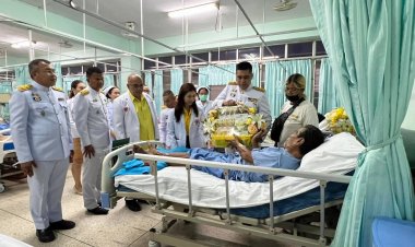 ในหลวงโปรดเกล้าฯให้ผู้ว่าฯศรีสะเกษ เชิยดอกไม้และตะกร้าสิ่งของพระราชทานแด่ผู้ประสบภัยชายแดน