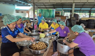 คนไทยไม่ทิ้งกัน!กลุ่มแม่บ้านช่วยกันปรุงอาหารแจกทหาร-ผู้ประสบภัยชายแดน