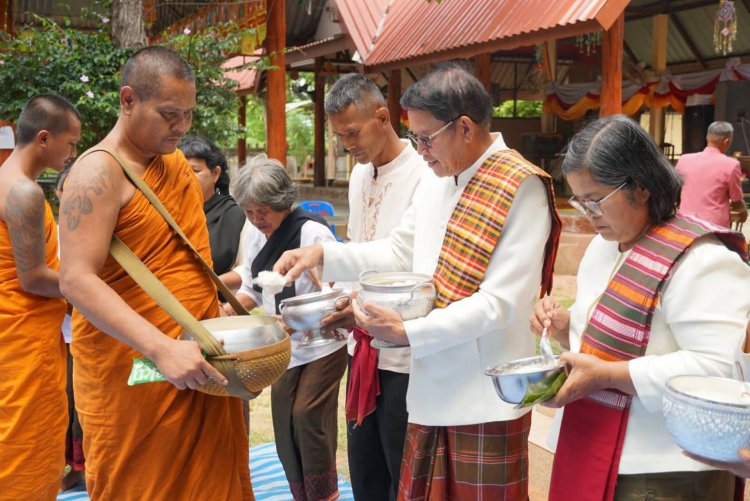 นายทต.โพธิ์กระสังข์ นำคณะร่วมทำบุญตักบาตรงานอยู่ปริวาสกรรมปฏิบัติธรรม