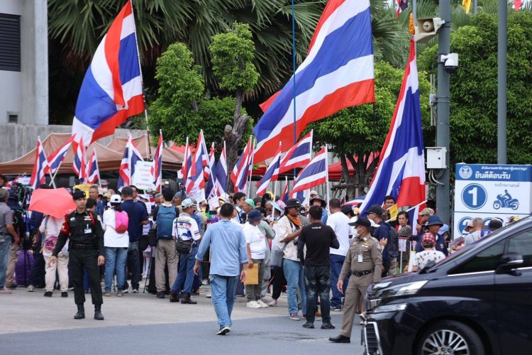 คปท. บุกสภา!! ค้าน ‘พ.ร.บ.นิรโทษกรรม-กาสิโน’