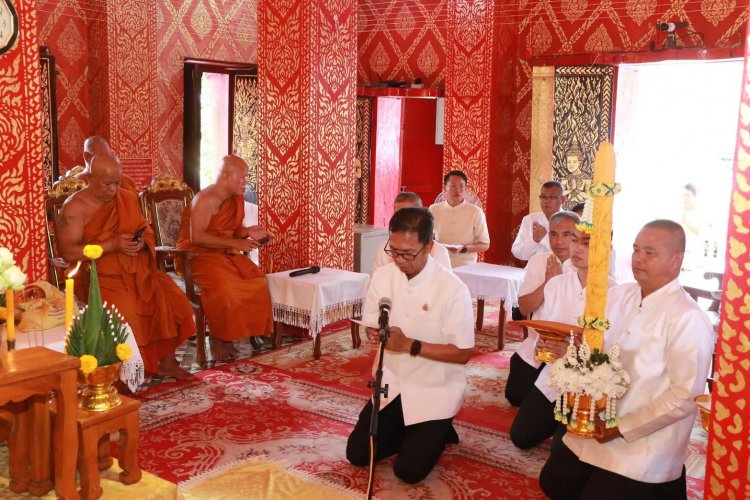 ชาวอำเภอพนาร่วมถวายเทียนพรรษาและผ้าอาบน้ำฝนเนื่องในเทศกาลวันเข้าพรรษา