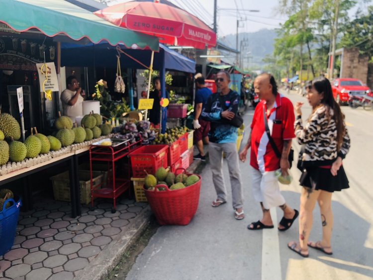 ชาวมาเลเซีย สิงคโปร์ แห่ช้อป ชิม ทุเรียนบ้านบ่อน้ำร้อนเบตง คึกคัก
