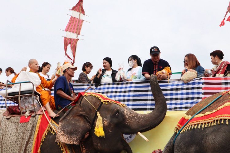ยิ่งใหญ่หนึ่งเดียวในโลก “มหกรรมแห่เทียนพรรษาและตักบาตรบนหลังช้าง 2568”