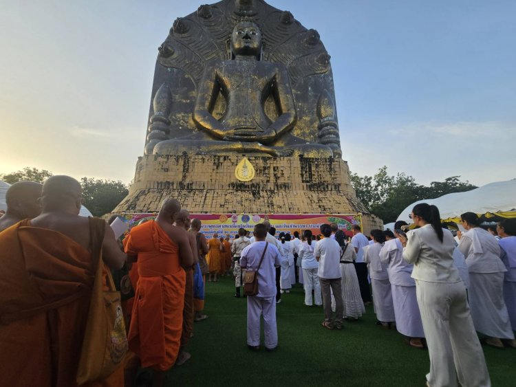 คลื่นศรัทธา!พุทธศาสนิกชนทั่วสารทิศแห่เวียนเทียนเนื่องวันอาสาฬหบูชา