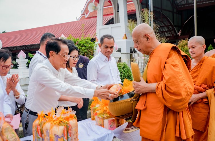 พุทธศาสนิกชนชาวไทย-มาเลเซีย แห่ทำบุญตักบาตรเนื่องวันเข้าพรรษา ประจำปี 2568