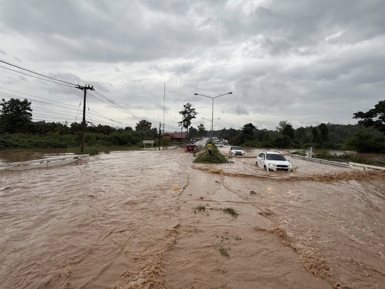 ฝนถล่มเมือง 'น่าน'อ่วมหนัก น้ำหลากท่วมฉับพลันหลายพื้นที่