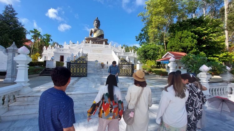 ชาวไทยพุทธในเบตง-มาเลเซีย แห่สักการะพระมหาธาตุเจดีย์พระพุทธธรรมประกาศเพื่อศิริมงคล