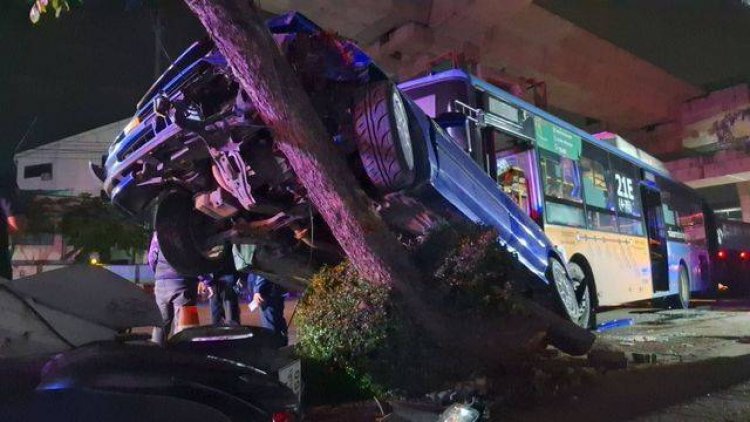 พ่วง 22 ล้อ ยางระเบิด เสียหลัก พุ่งเสยท้ายรถหลายคัด บาดเจ็บเพียบ