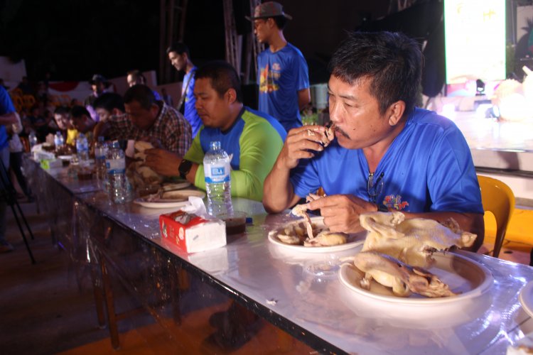 แชมป์เก่า คว้าชัย โชว์ฟอร์มเด็ด กินไก่เบตงในเทศกาลผลไม้และของดีเมืองเบตง