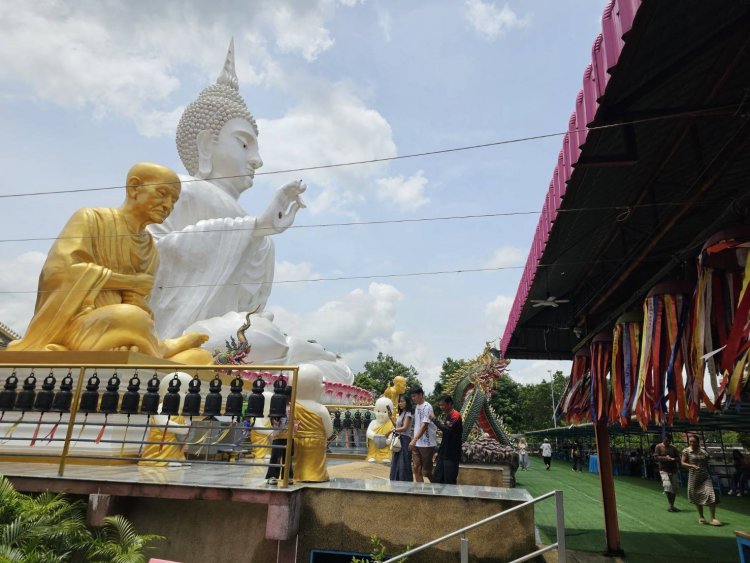 วัดประทุมบูชาคึกคัก!แห่ทำบุญ ไหว้พระใหญ่ขอพรโชคลาภ ลุ้นเลขเด็ดเสี่ยงโชค