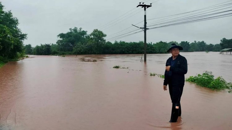 ฝนถล่มอุตรดิตถ์ น้ำป่าหลาก "แม่น้ำปาด" เอ่อท่วมล้นตลิ่ง ปิดเส้นทางจราจร