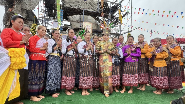 “ครูจันทร์” นำทีมสืบสานประเพณีไทย ร่วมแห่เทียนพรรษา จ.อุบลฯ
