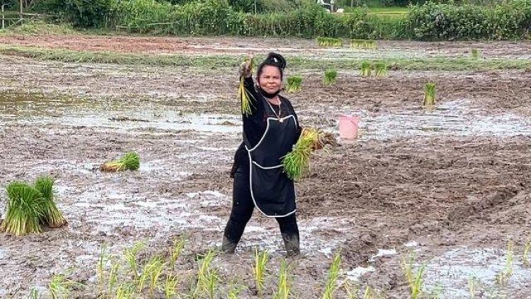 อัพเดทชีวิต "เจ๊อ๋อ" ถูกหวย 90 ล.เงินหมดแล้ว รับจ้างดำนา-ทำไร่