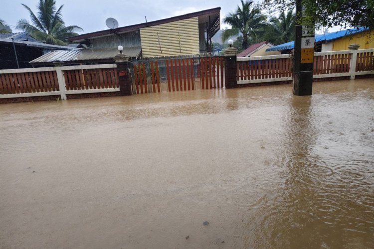 ฝนถล่มเชียงราย น้ำป่าไหลหลากทะลักท่วมบ้านห้วยดอกอูน-บ้านสันทราย อ.พาน เดือดร้อนหนัก