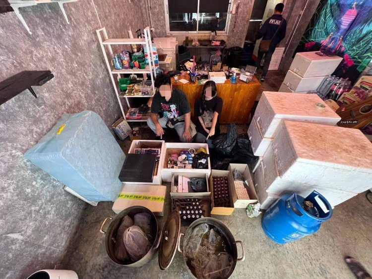 บุกจับร้าน "TOM GUN KUP" ย่านมหาวิทยาลัยดังยึดน้ำกระท่อม-ยาอันตรายเพียบ