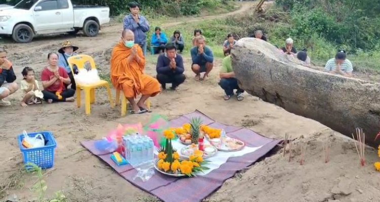 คอหวยไม่พลาด!แห่กราบไหว้ขอเลขเด็ดเจ้าแม่เรือตะเคียนอายุกว่า 200 ปี