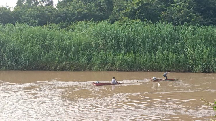 ระดมทีมกู้ภัยทางน้ำ 2 จังหวัดค้นหาผู้สูญหายเรือหางยาวชนสนั่นกลางแม่น้ำยังไม่พบศพ