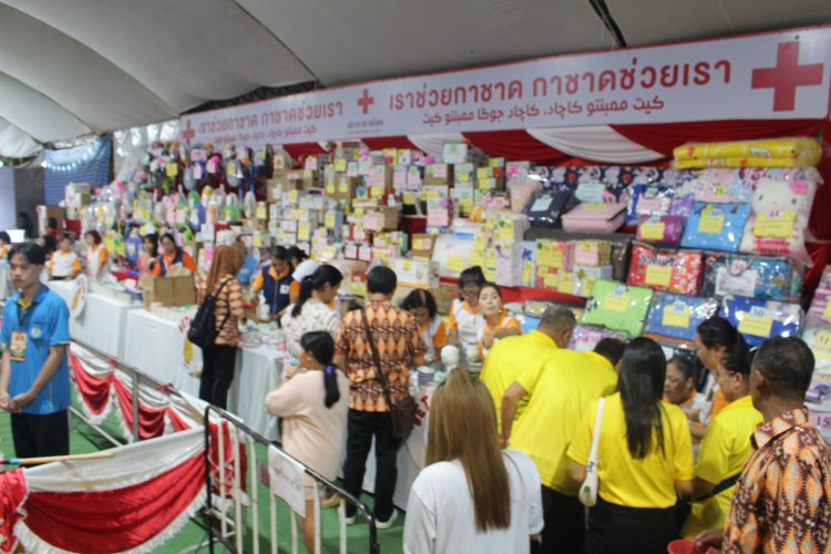 นักท่องเที่ยวชาวไทยและชาวมาเลเซียเที่ยวงานประเพณีของดีเมืองเบตง มั่นใจความปลอดภัยกันอย่างคึกคัก