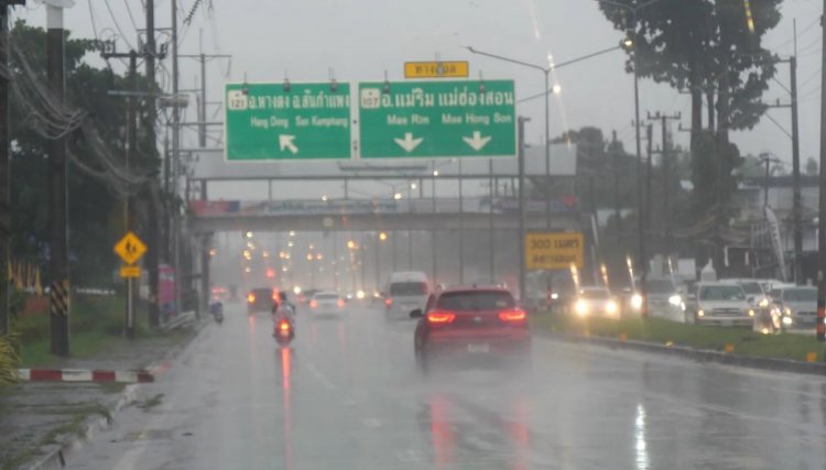 ฝนถล่ม "เชียงใหม่" ตั้งแต่ดึกถึงเช้า ทำจราจรติดขัดหนาแน่น