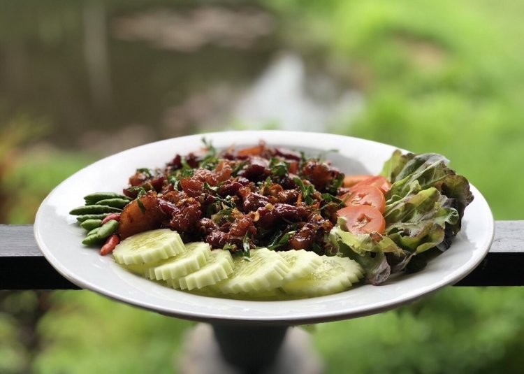 เมนูซิกเนเจอร์ หมูเปรี้ยวทอด  สูตรเด็ดสืบทอดมานาน 90 ปี @ ร้านสวนบ้านก๋ง