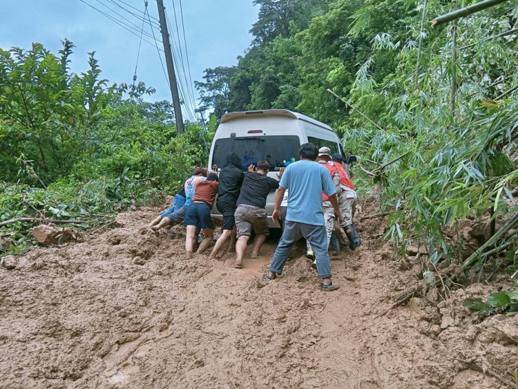 ฝนถล่มดินภูเขาสไลด์ทับเส้นทางสายแม่สอด -พบพระ– อุ้มผาง
