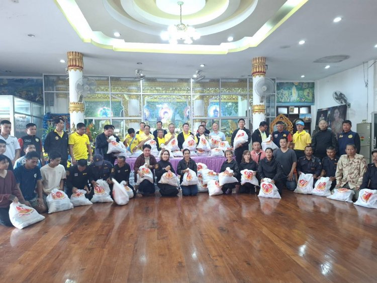 "สส.ปั้น" ผนึก "มูลนิธิธรรมนัส พรหมเผ่า"มอบถุงยังชีพซับน้ำตาเหยื่ออุทกภัยแม่สอด-แม่ระมาด