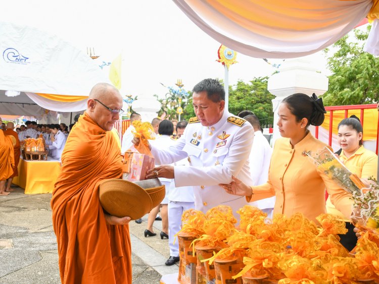 ชลบุรีรวมใจตักบาตรถวายพระราชกุศลเฉลิมพระชนมพรรษาในหลวงร.10