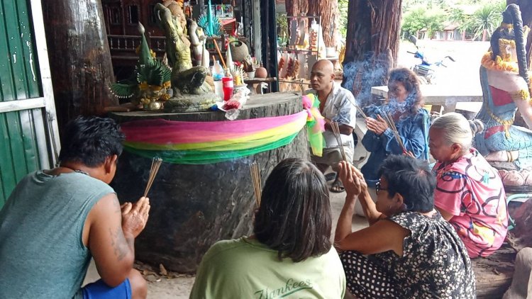หนุ่มใหญ่ดวงเฮงถูกหวยหลายงวดติดอัญเชิญต่อตะเคียน100 ปี มาไว้ที่บ้าน