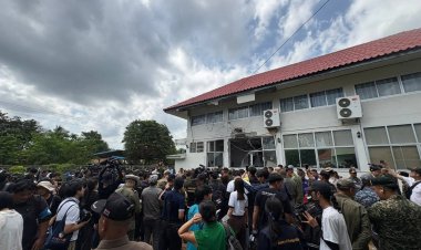 คณะทูต-สื่อนอก ลงพื้นที่ดูข้อเท็จจริงเขมรยิงถล่ม รพ.สต.กันทรลักษณ์ พังยับเยิน